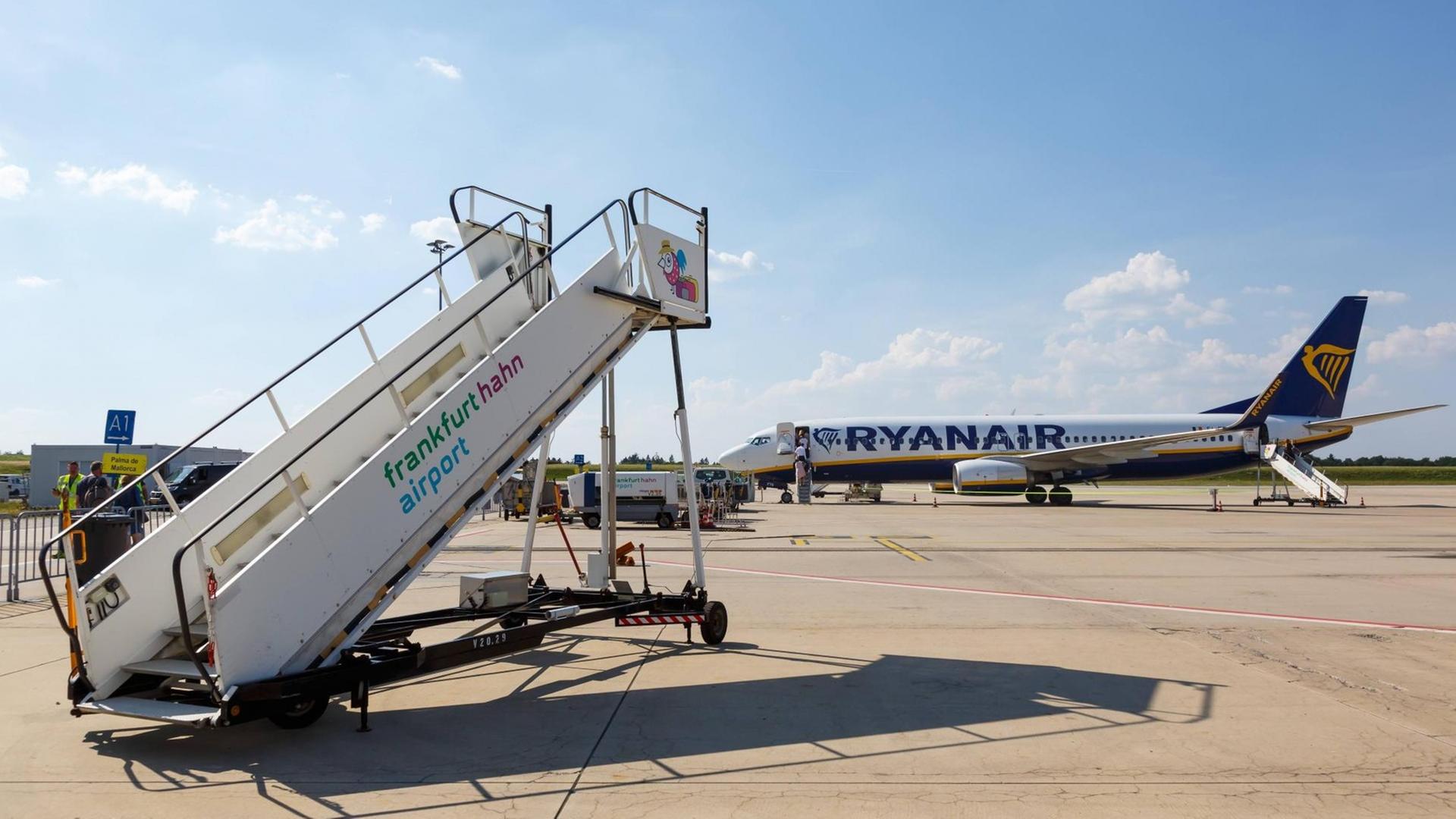 Ryanair-Flugzeug Boeing B737-800 auf dem Rollfeld des Flughafens Frankfurt Hahn