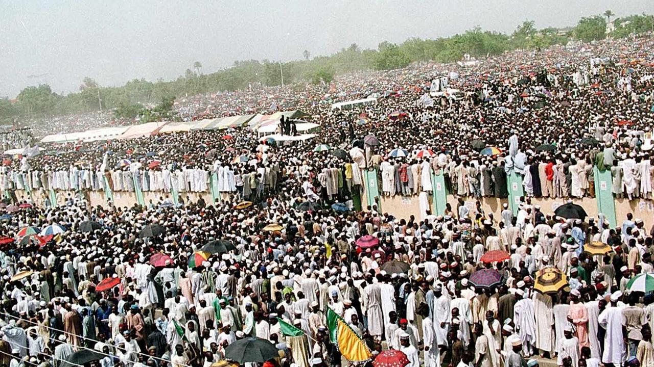 Mehr als eine Million Menschen haben sich im Zentrum von Kano, Nigeria am 21. Juni 2000 versammelt, um die Einführung der Scharia mitzuerleben Mehr als eine Million Menschen haben sich im Zentrum von Kano, Nigeria am 21. Juni 2000 versammelt, um die Einführung der Scharia mitzuerleben