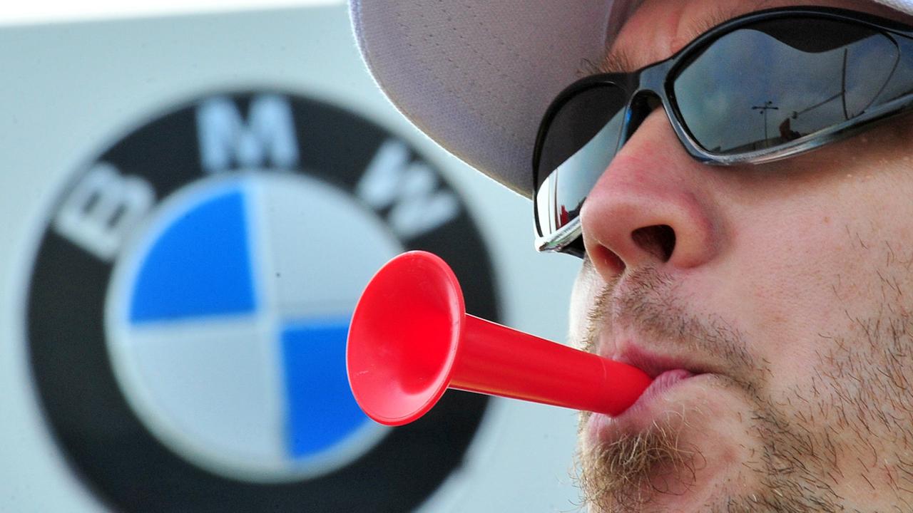 Beim Warnstreik im Leipziger BMW-Werk 2012 bläst ein IG-Metaller in seine Tröte. Beim Warnstreik im Leipziger BMW-Werk 2012 bläst ein IG-Metaller in seine Tröte.