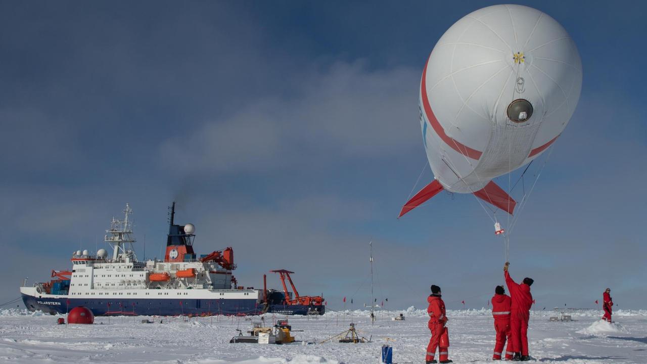 Ein mit Helium gefüllte Fesselballon wird für den Aufstieg vorbereitet.