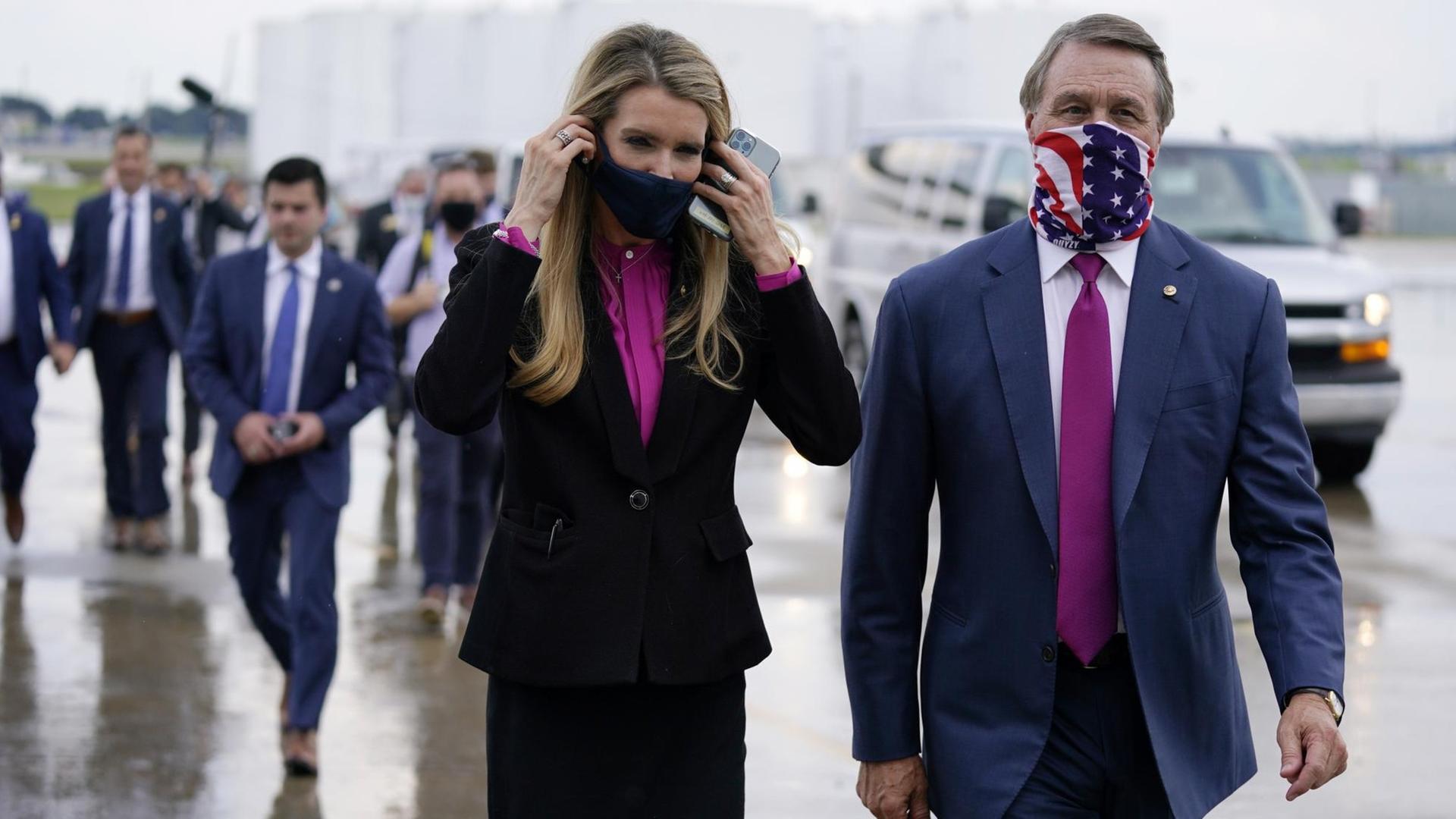 Die Republikaner David Perdue und Kelly Loeffler wollen in einer Stichwahl in Georgia ihre Senatssitze verteitigen. Die Republikaner David Perdue und Kelly Loeffler wollen in einer Stichwahl in Georgia ihre Senatssitze verteitigen.
