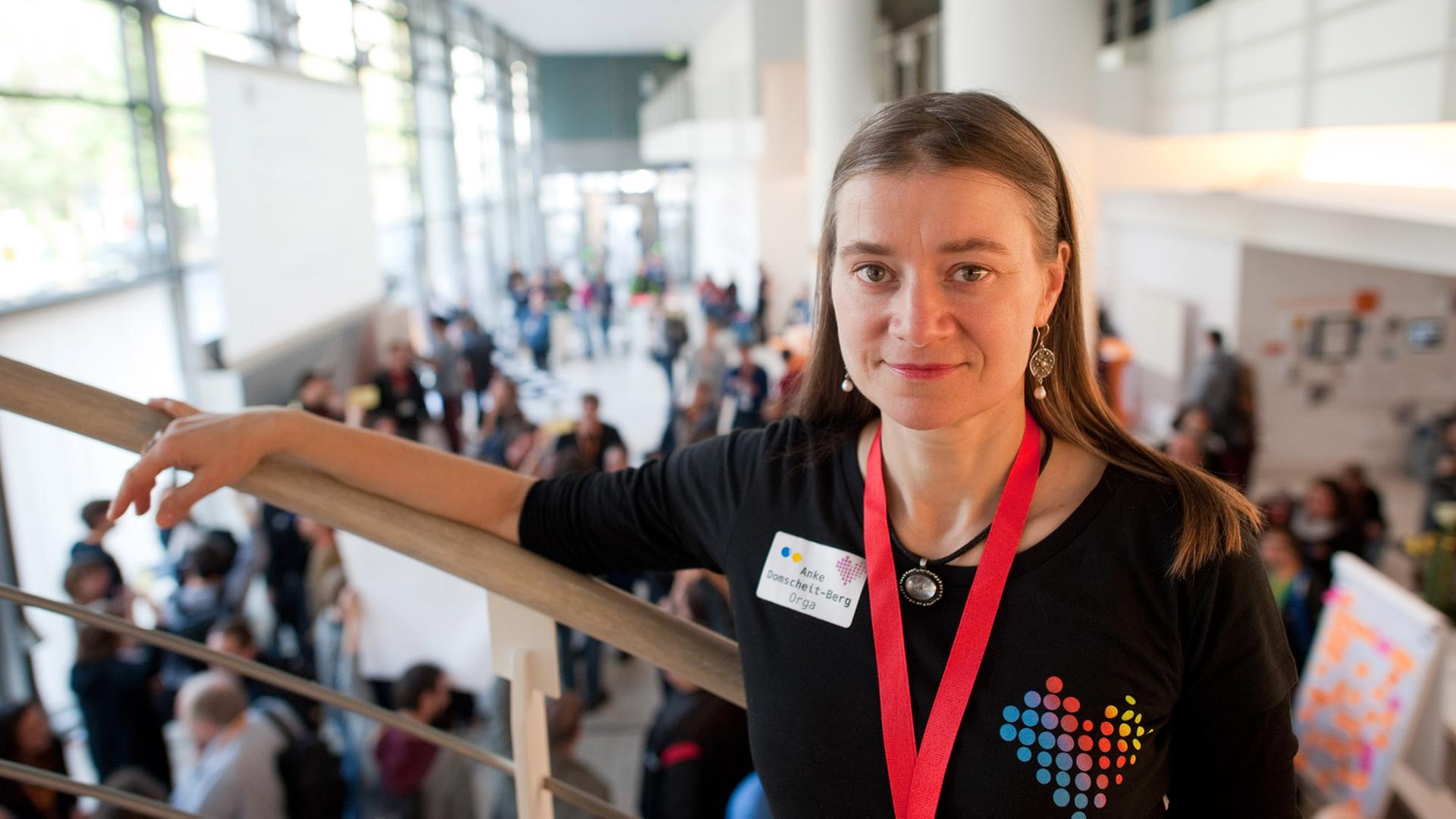 Die Initiatorin des "Refugee Hackathon", Anke Domscheit-Berg, steht am 24.10.2015 in Berlin am Rande des Refugee Hakathon auf einer Wendeltreppe oberhalb der Teilnehmer. In Berlin treffen sich etwa 300 Programmierer, Designer, Flüchtlinge und Helfer um Apps für Flüchtlinge zu entwickeln. Hinter den Programmierern stehen 85 Unternehmer aus Berlin, die sich sozial engagieren wollen. Der Refugee Hackathon dauerte vom 23. - 25. Oktober. Die Initiatorin des "Refugee Hackathon", Anke Domscheit-Berg, steht am 24.10.2015 in Berlin am Rande des Refugee Hakathon auf einer Wendeltreppe oberhalb der Teilnehmer. In Berlin treffen sich etwa 300 Programmierer, Designer, Flüchtlinge und Helfer um Apps für Flüchtlinge zu entwickeln. Hinter den Programmierern stehen 85 Unternehmer aus Berlin, die sich sozial engagieren wollen. Der Refugee Hackathon dauerte vom 23. - 25. Oktober.
