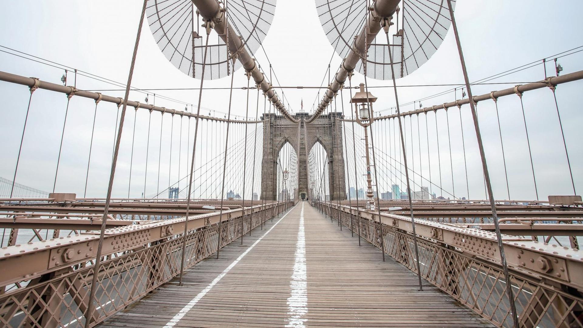 USA, New York: Blick auf die leere Brooklyn Bridge während der Coronavirus-Pandemie. USA, New York: Blick auf die leere Brooklyn Bridge während der Coronavirus-Pandemie.