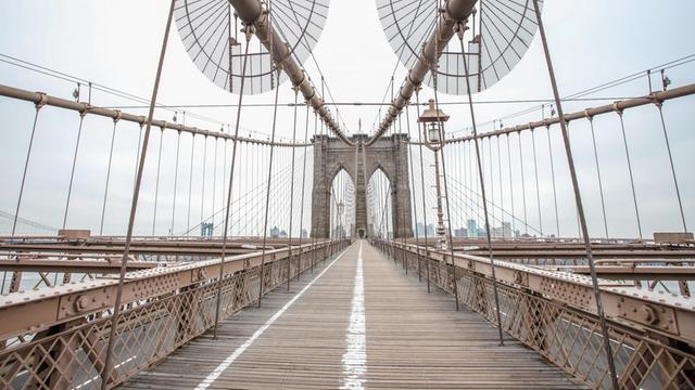 USA, New York: Blick auf die leere Brooklyn Bridge während der Coronavirus-Pandemie.