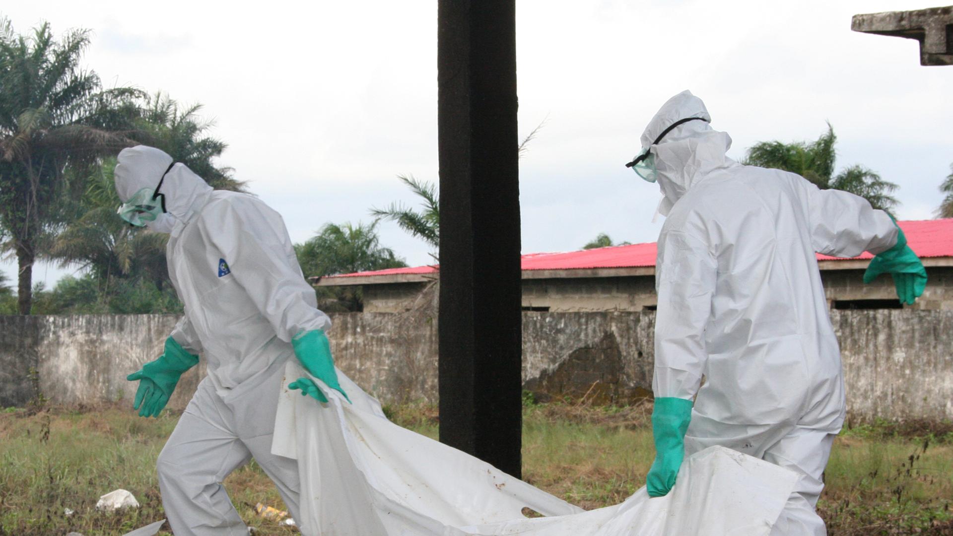 Mitarbeiter von Ärzte ohne Grenzen/Medecins Sans Frontieres (MFS), desinfizieren am 02.09.2014 in Schutzkleidung am Ebola Zentrum der Hilfsorganisation in Monrovia, Liberia, Leichensäcke. Mitarbeiter von Ärzte ohne Grenzen/Medecins Sans Frontieres (MFS), desinfizieren am 02.09.2014 in Schutzkleidung am Ebola Zentrum der Hilfsorganisation in Monrovia, Liberia, Leichensäcke.