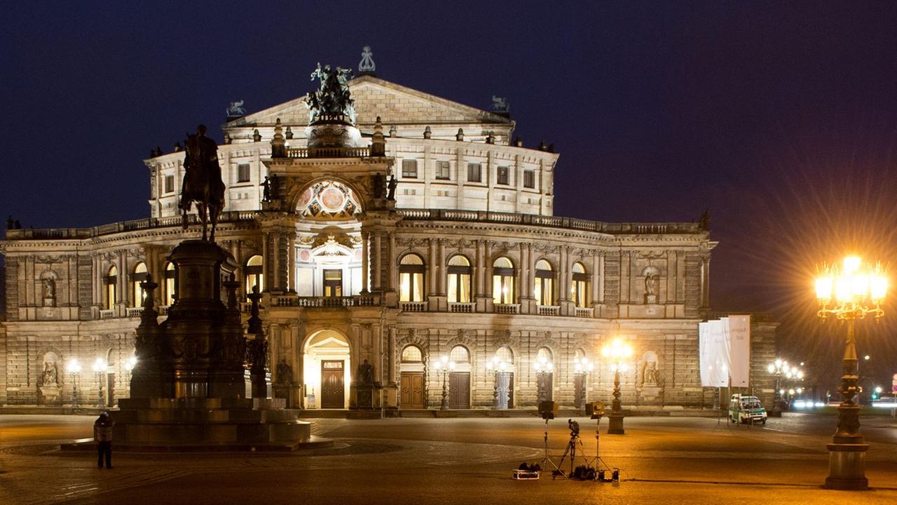 Der leere Theaterplatz vor der Semperoper in Dresden: Niemand demonstriert am 19.01.2015 dort. Eine Terrordrohung von Islamisten gegen die Pegida-Bewegung hat zu einem allgemeinen Demonstrations-Verbot in Dresden geführt. Der leere Theaterplatz vor der Semperoper in Dresden: Niemand demonstriert am 19.01.2015 dort. Eine Terrordrohung von Islamisten gegen die Pegida-Bewegung hat zu einem allgemeinen Demonstrations-Verbot in Dresden geführt.