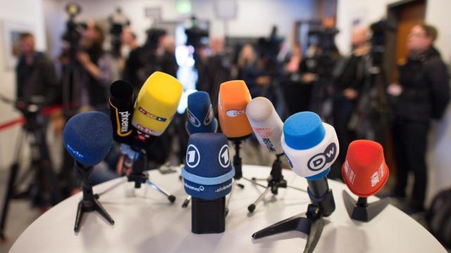 Mikrofone stehen am 17.03.2016 bei der Ministerpräsidentenkonferenz der Länder in der Landesvertretung des Landes Bremen in Berlin auf einem Tisch