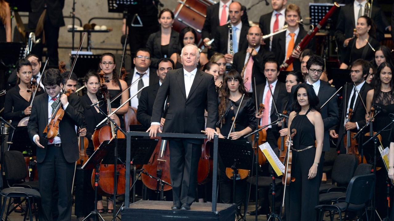 Dirigent Daniel Barenboim und sein West-Eastern Divan Orchestra beim Konzert in der Berliner Waldbühne am 25.8.2013. Dirigent Daniel Barenboim und sein West-Eastern Divan Orchestra beim Konzert in der Berliner Waldbühne am 25.8.2013.