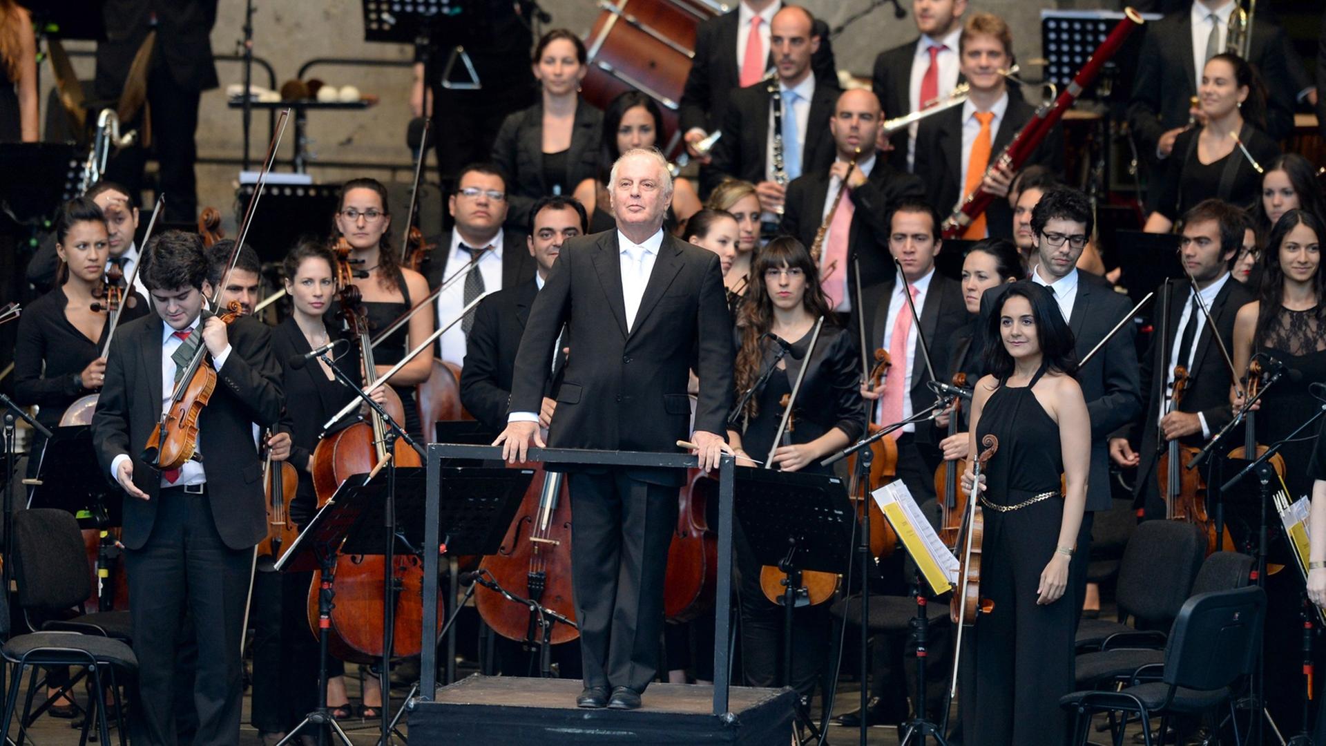 Dirigent Daniel Barenboim und sein West-Eastern Divan Orchestra beim Konzert in der Berliner Waldbühne am 25.8.2013. Dirigent Daniel Barenboim und sein West-Eastern Divan Orchestra beim Konzert in der Berliner Waldbühne am 25.8.2013.