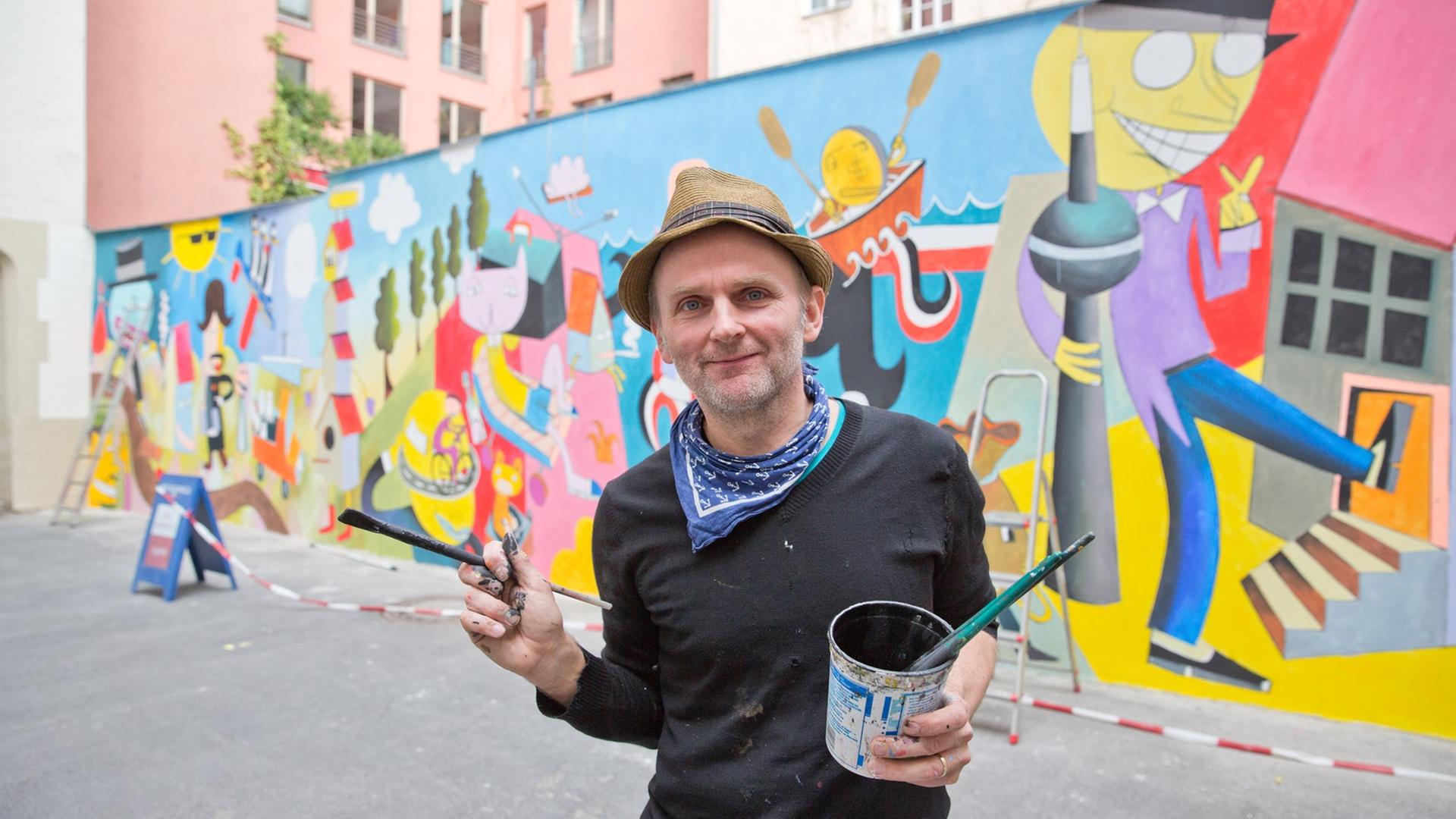 Der Künstler Jim Avignon hat auf dem Innenhof des Tagesspiegels am 21.06.2014 in Berlin ein Wandbild gemalt. Der Künstler Jim Avignon hat auf dem Innenhof des Tagesspiegels am 21.06.2014 in Berlin ein Wandbild gemalt.