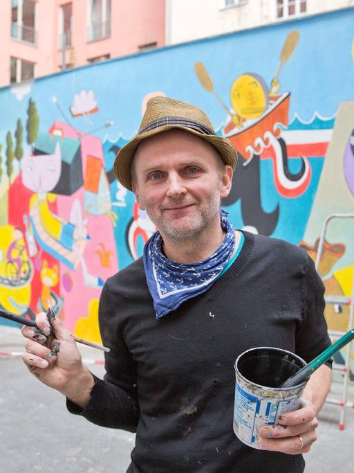 Der Künstler Jim Avignon hat auf dem Innenhof des Tagesspiegels am 21.06.2014 in Berlin ein Wandbild gemalt.