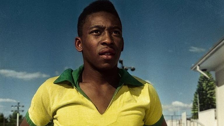 Ein Foto des brasilianischen Fußballstars Pelé in jungen Jahren. Er trägt das gelbe Trikot der brasilianischen Nationalmannschaft. Ein Foto des brasilianischen Fußballstars Pelé in jungen Jahren. Er trägt das gelbe Trikot der brasilianischen Nationalmannschaft.
