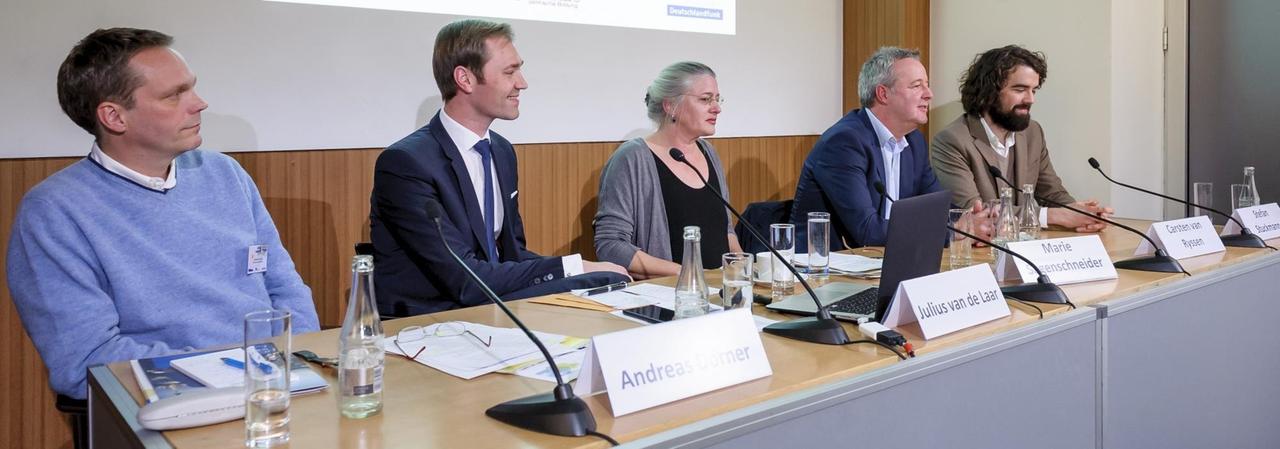 Forumsdiskussion: "Wie sich das Fernsehen die Politik neu erfindet": Andreas Dörner (Professor für Medienwissenschaft an der Philipps-Universität Marburg), Julius van de Laar (Kampagnenberater Berlin), Marie Sagenschneider (Deutschlandradio Kultur), Carsten van Ryssen (Außenreporter der heute-show), Stefan Stuckmann (Autor u.a. Eichwald, MdB, "heute show" und "switch reloaded") Forumsdiskussion: "Wie sich das Fernsehen die Politik neu erfindet": Andreas Dörner (Professor für Medienwissenschaft an der Philipps-Universität Marburg), Julius van de Laar (Kampagnenberater Berlin), Marie Sagenschneider (Deutschlandradio Kultur), Carsten van Ryssen (Außenreporter der heute-show), Stefan Stuckmann (Autor u.a. Eichwald, MdB, "heute show" und "switch reloaded")