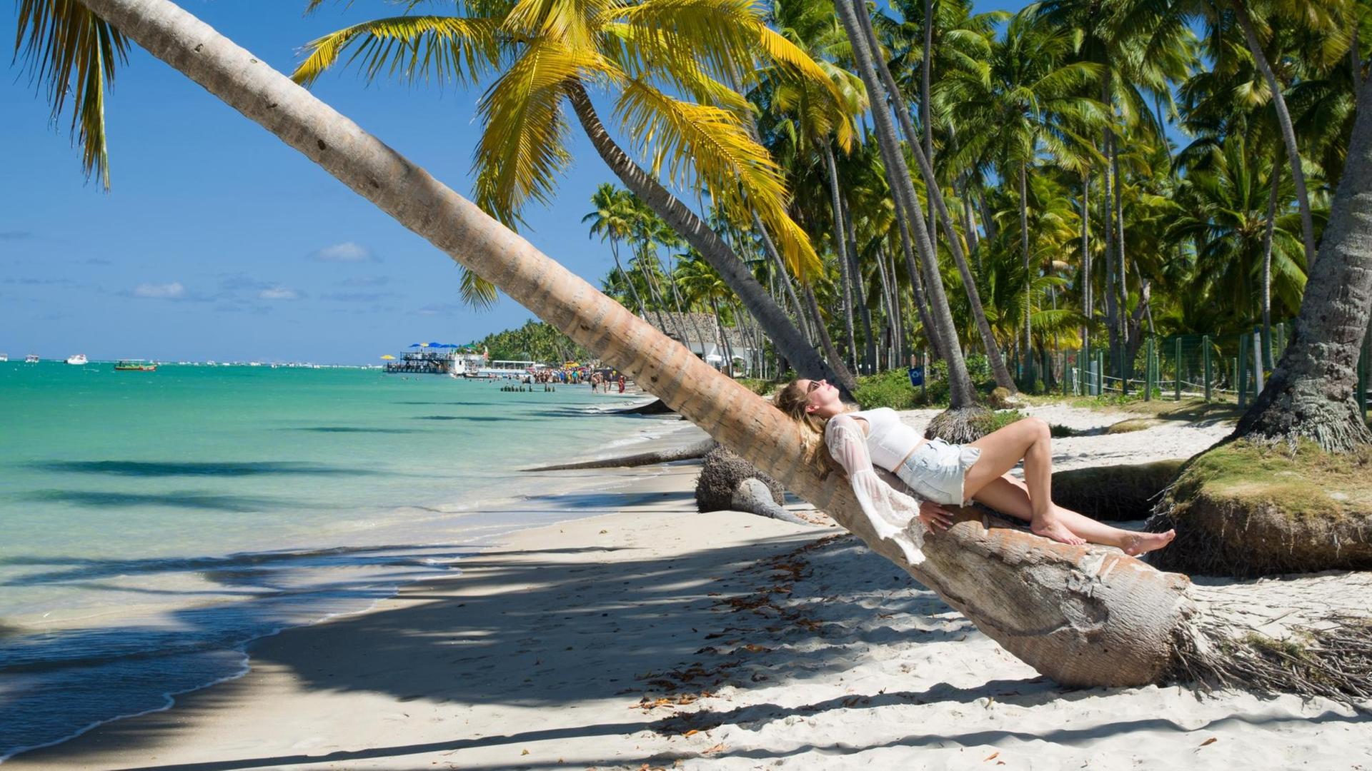Eine junge Touristin an einem Strand in Brasilien. Eine junge Touristin an einem Strand in Brasilien.
