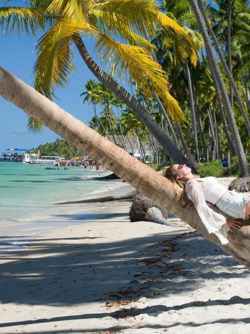 Eine junge Touristin an einem Strand in Brasilien.