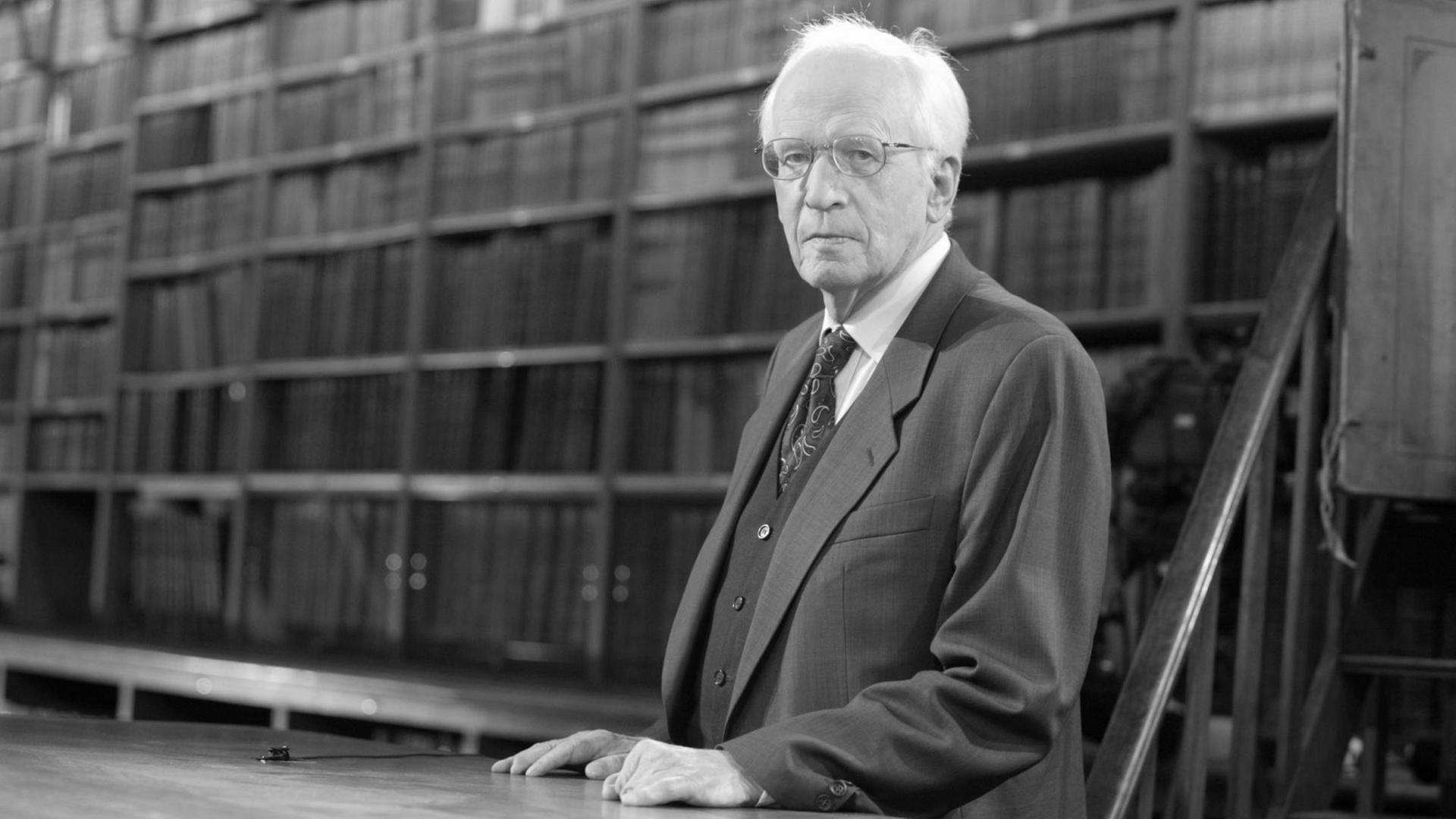 Ernst Nolte posiert in einer Bibliothek in Paris Ernst Nolte posiert in einer Bibliothek in Paris