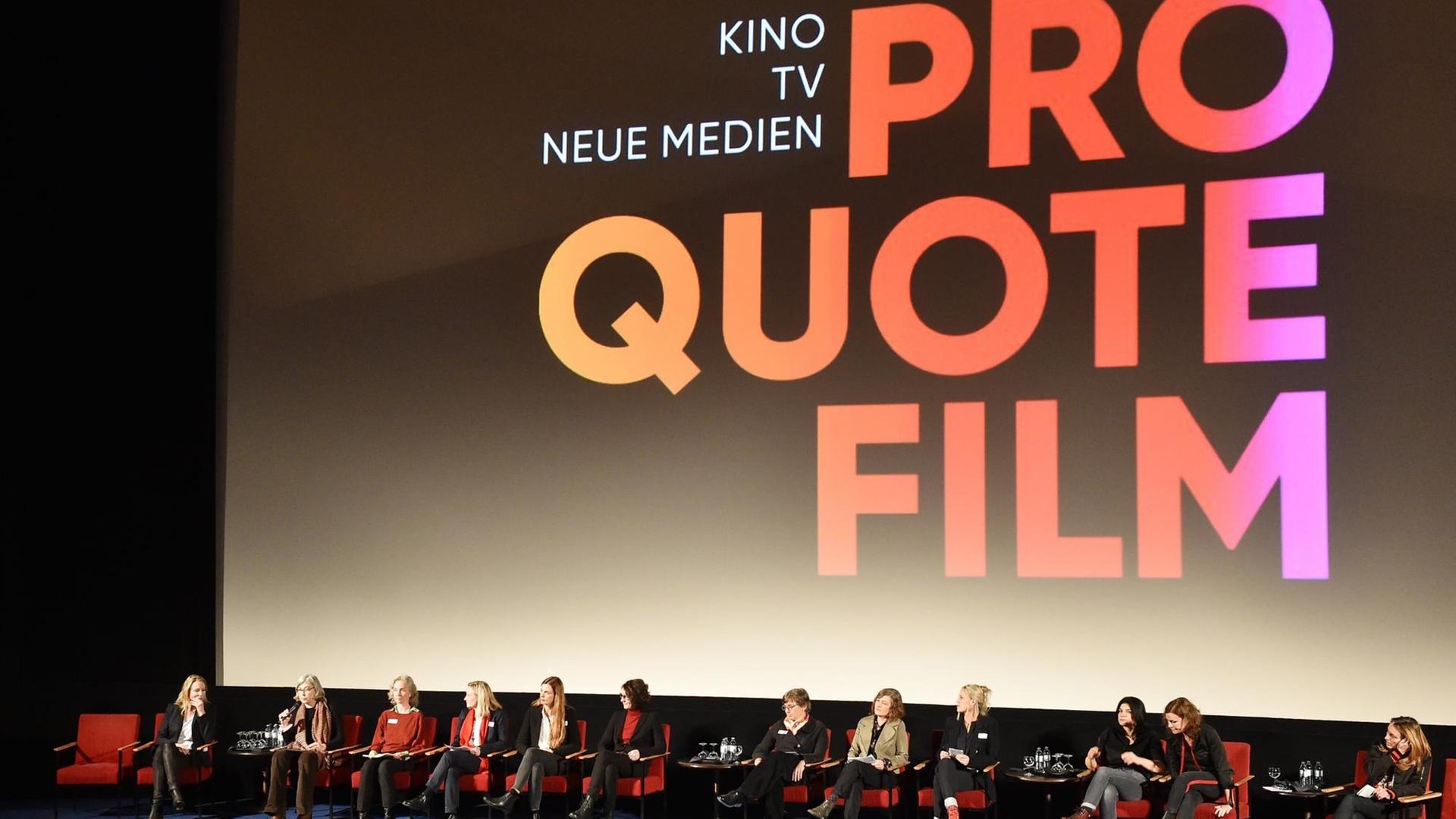 Frauen aus allen Gewerken der Filmbranche sitzen auf dem Podium im Kino Kosmos. Pro Quote Regie wird Pro Quote Film. Frauen aus allen Gewerken der Filmbranche sitzen auf dem Podium im Kino Kosmos. Pro Quote Regie wird Pro Quote Film.