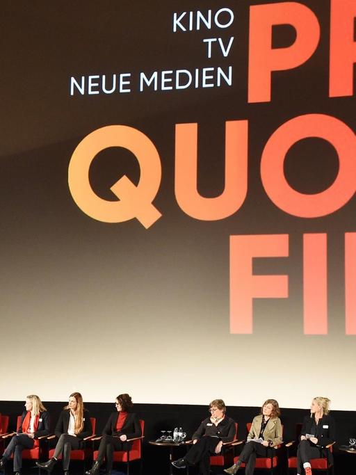Frauen aus allen Gewerken der Filmbranche sitzen auf dem Podium im Kino Kosmos. Pro Quote Regie wird Pro Quote Film.