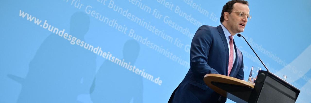 Bundesgesundheitsminister Spahn steht an einem Rednerpult. Bundesgesundheitsminister Spahn steht an einem Rednerpult.