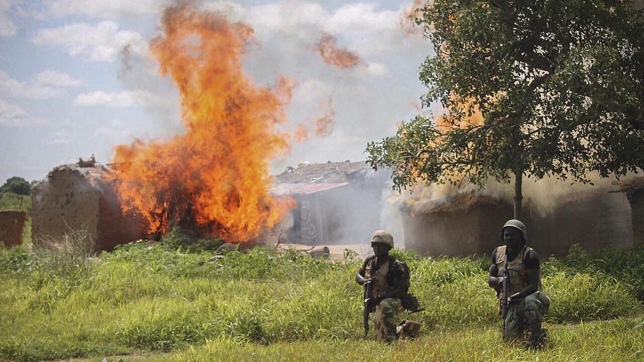 Soldaten brennen ein Camp der Terrororganisation Boko Haram in Nigeria nieder. Soldaten brennen ein Camp der Terrororganisation Boko Haram in Nigeria nieder.
