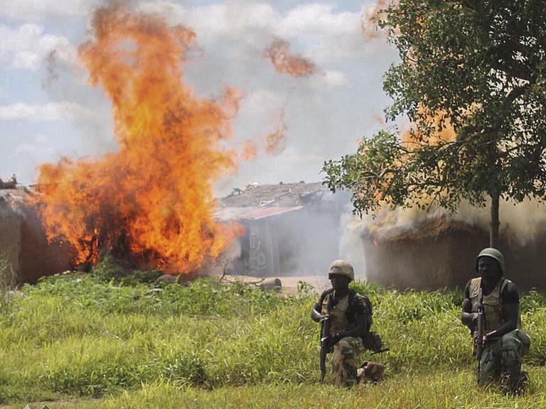 Soldaten brennen ein Camp der Terrororganisation Boko Haram in Nigeria nieder.