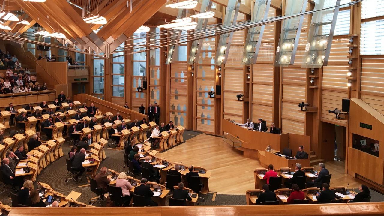 Blick in das schottische Parlament in Edinburgh. Regierungsbank und Plätze der Abgeordneten sind zu sehen. Blick in das schottische Parlament in Edinburgh. Regierungsbank und Plätze der Abgeordneten sind zu sehen.