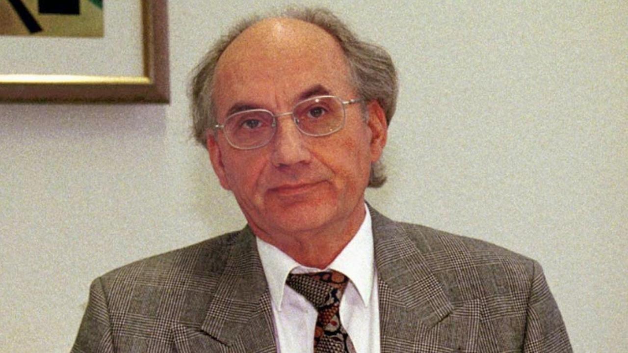 Der Berliner Generalstaatsanwalt Christoph Schaefgen äußert sich am 5.1.1999 in Berlin-Moabit zur Diskussion über eine Amnestie für DDR-Unrecht. Der Berliner Generalstaatsanwalt Christoph Schaefgen äußert sich am 5.1.1999 in Berlin-Moabit zur Diskussion über eine Amnestie für DDR-Unrecht.