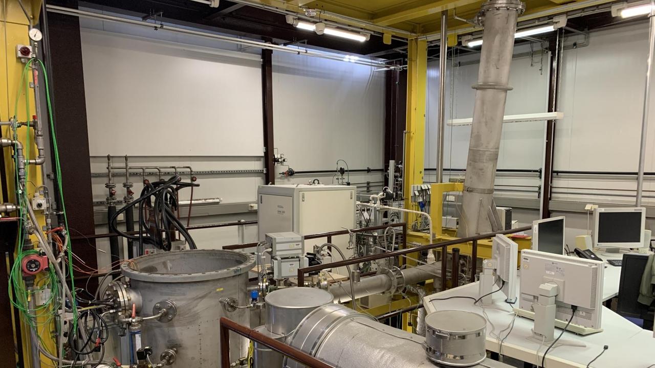 Druckbehälter, Gasleitungen, Schläuche Abluftrohre im Teststand des Wasserstofflabors am KIT, in der rechten Ecke die PC-Arbeitsplätze der Wissenschaftler 