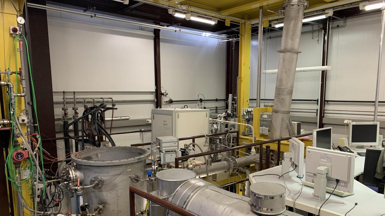 Druckbehälter, Gasleitungen, Schläuche Abluftrohre im Teststand des Wasserstofflabors am KIT, in der rechten Ecke die PC-Arbeitsplätze der Wissenschaftler Druckbehälter, Gasleitungen, Schläuche Abluftrohre im Teststand des Wasserstofflabors am KIT, in der rechten Ecke die PC-Arbeitsplätze der Wissenschaftler