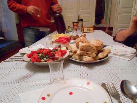 Zu Tisch bei Luisa in Stepanzminda Zu Tisch bei Luisa in Stepanzminda