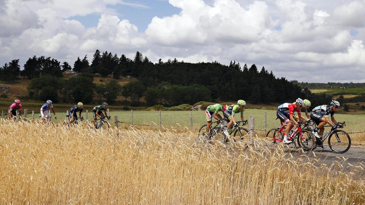 Zu sehen sind eine Reihe von Ausreißern auf der 15. Etappe der Tour de France von Mende nach Valence