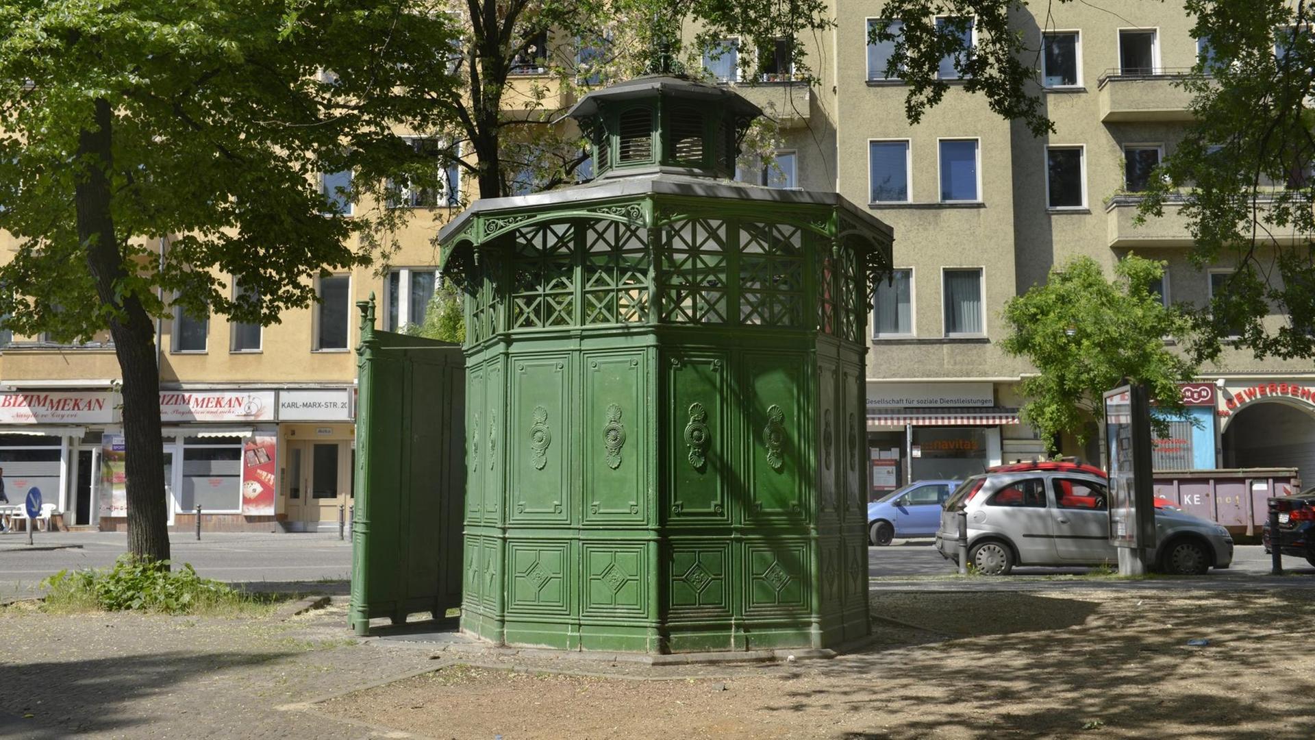 Ein öffentliches Urinal in der Karl-Marx-Straße in Berlin-Neukölln.