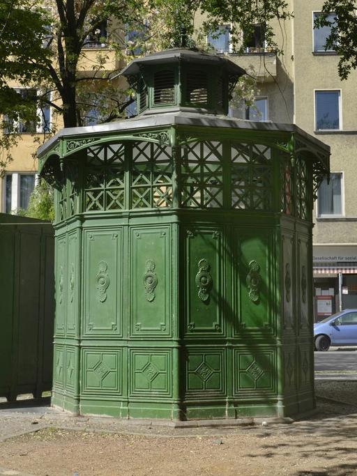 Ein öffentliches Urinal in der Karl-Marx-Straße in Berlin-Neukölln.
