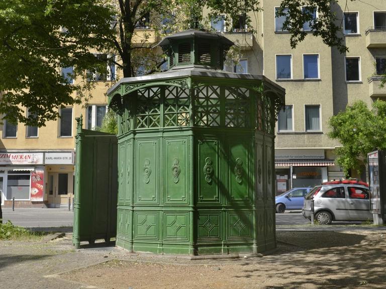 Ein öffentliches Urinal in der Karl-Marx-Straße in Berlin-Neukölln.