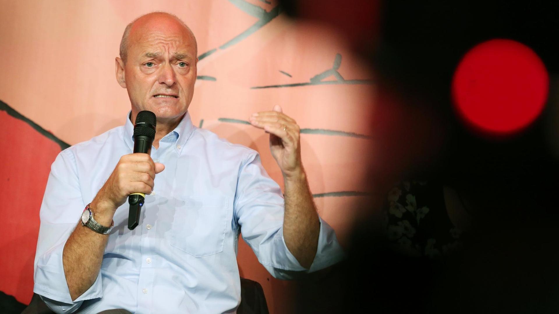 Der Präsident des Bundesnachrichtendienstes, Gerhard Schindler, spricht im Juli 2015 auf der Jahrestagung der Journalistenvereinigung Netzwerk Recherche in Hamburg. Der Präsident des Bundesnachrichtendienstes, Gerhard Schindler, spricht im Juli 2015 auf der Jahrestagung der Journalistenvereinigung Netzwerk Recherche in Hamburg.
