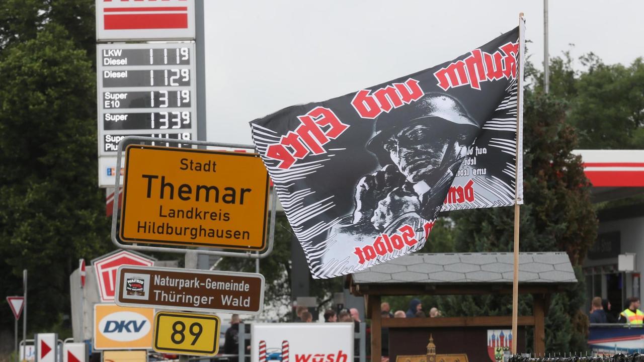 Fahnen der rechten Szene wehen in Themar (Thüringen). Dort fand ein Neonazi-Konzert statt. Fahnen der rechten Szene wehen in Themar (Thüringen). Dort fand ein Neonazi-Konzert statt.