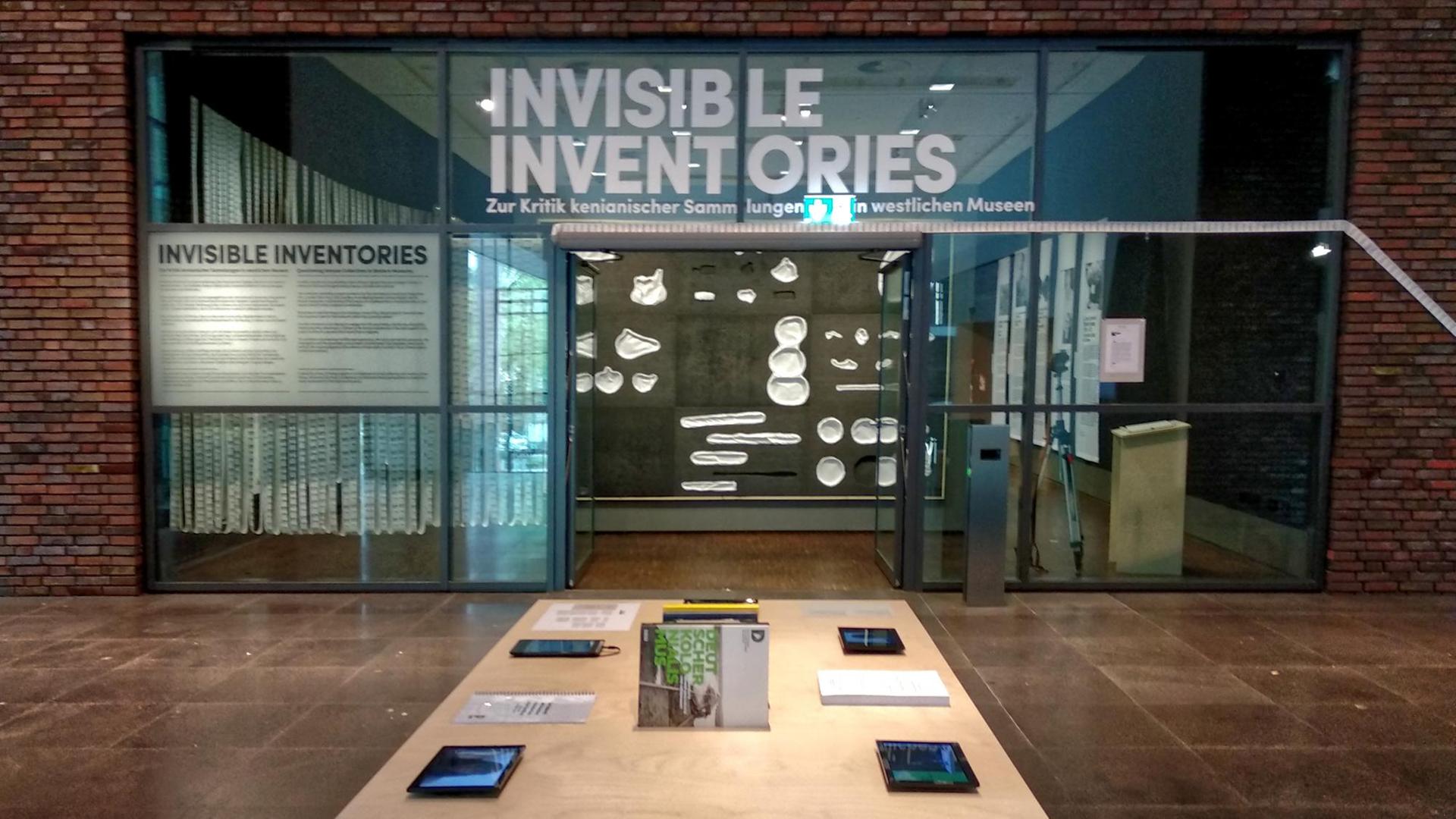 Eingangshalle der Ausstellung "Invisible Inventories" in Köln Eingangshalle der Ausstellung "Invisible Inventories" in Köln