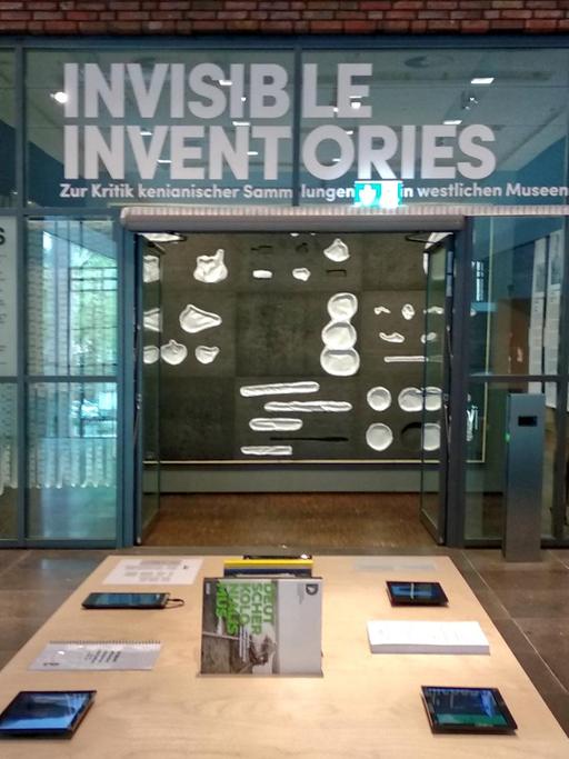 Eingangshalle der Ausstellung "Invisible Inventories" in Köln