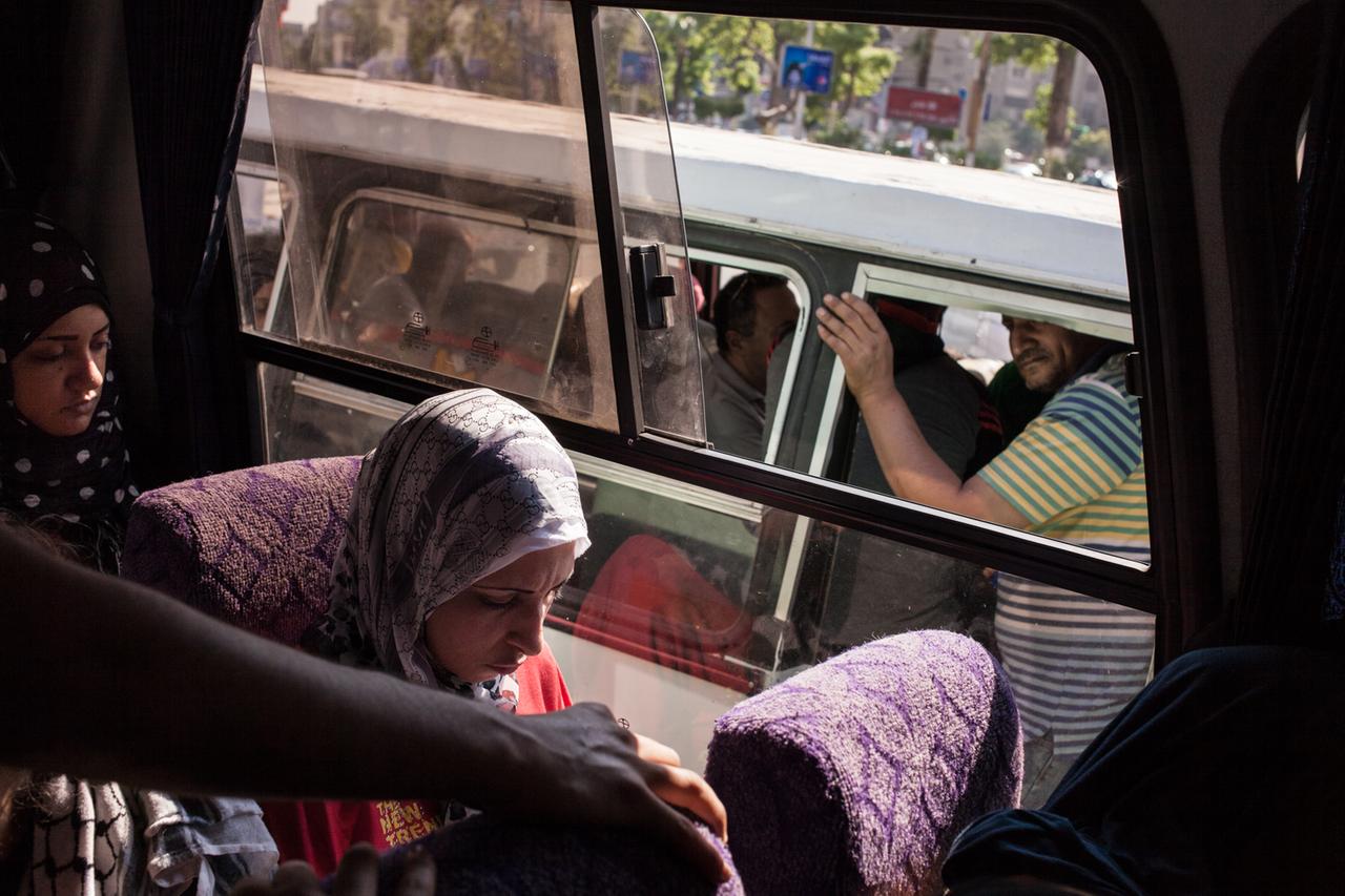 Alleinreisende Frau in einem öffentlichen Bus, Kairo, 2014. In: SAYEDA, Nimbus. Kunst und Bücher, 2017 Alleinreisende Frau in einem öffentlichen Bus, Kairo, 2014. In: SAYEDA, Nimbus. Kunst und Bücher, 2017