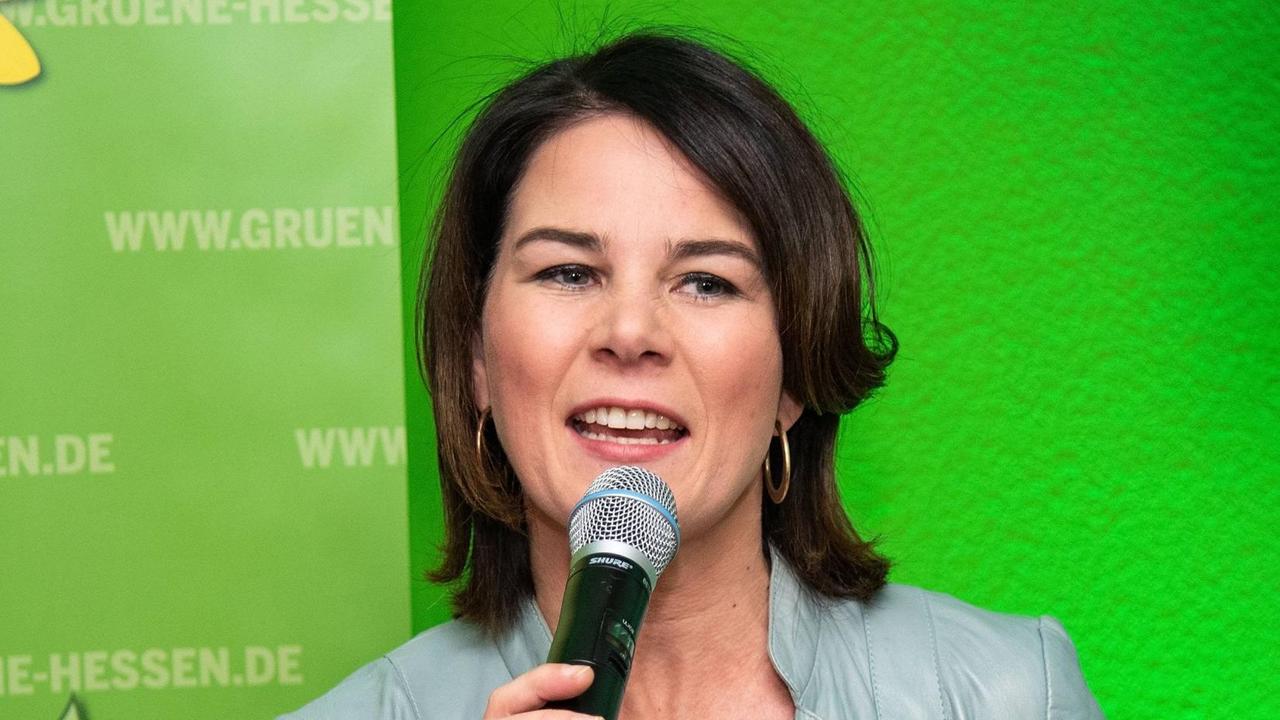 Die Bundesvorsitzende der Grünen, Annalena Baerbock bei der Landtagswahl in Hessen 2018. Die Bundesvorsitzende der Grünen, Annalena Baerbock bei der Landtagswahl in Hessen 2018.