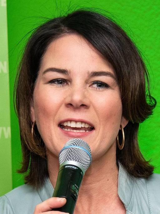 Die Bundesvorsitzende der Grünen, Annalena Baerbock bei der Landtagswahl in Hessen 2018.