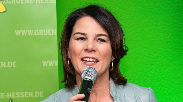 Die Bundesvorsitzende der Grünen, Annalena Baerbock bei der Landtagswahl in Hessen 2018.