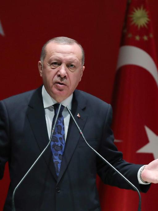 Recep Tayyip Erdogan spricht zu Mitgliedern der Regierungspartei AKP während eines Treffens im Hauptquartier der Partei.