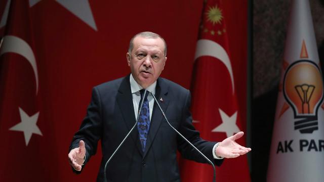 Recep Tayyip Erdogan spricht zu Mitgliedern der Regierungspartei AKP während eines Treffens im Hauptquartier der Partei.
