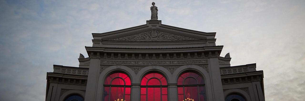 Das Staatstheater am Gärtnerplatz in München ist rot beleuchtet.