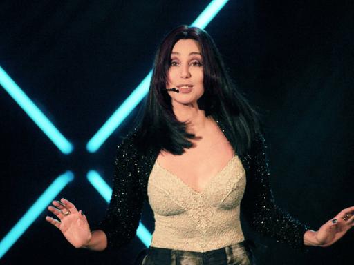 Cher singt auf einem Konzert 1999.