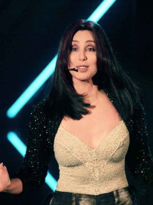 Cher singt auf einem Konzert 1999.