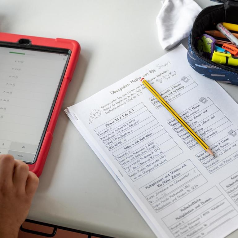 Ein Schüler arbeitet in einer Grundschule an einem Tablet