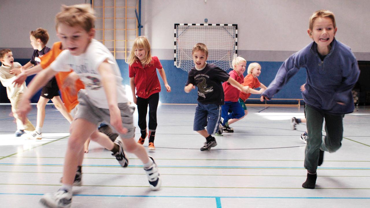 Schule und Bewegung: Sportunterricht an einer Grundschule.