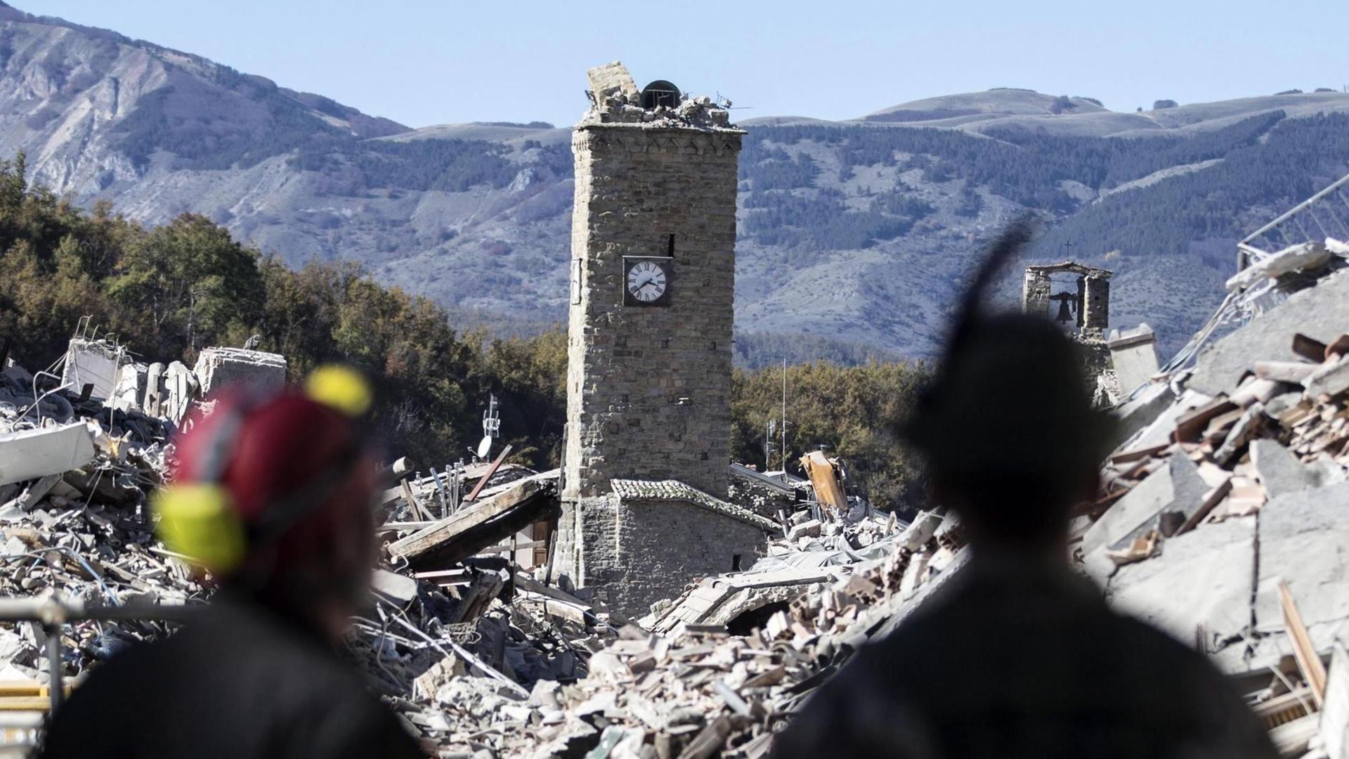 Blick auf den komplett zerstörten Ort Amatrice südlichöstlich von Norcia. Am 30. Oktober 2016 hatte es in Mittelitalien 6 km nördlich von Norcia ein Erdbeben der Stärke 6.6 gegeben. Blick auf den komplett zerstörten Ort Amatrice südlichöstlich von Norcia. Am 30. Oktober 2016 hatte es in Mittelitalien 6 km nördlich von Norcia ein Erdbeben der Stärke 6.6 gegeben.
